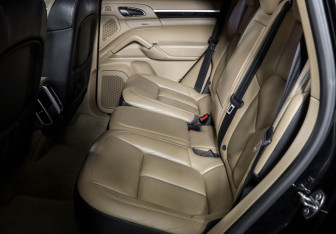 Подержанный автомобиль Porsche Cayenne 2013 года (10 фото)