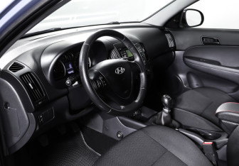Подержанный автомобиль Hyundai i30 Hatchback 2011 года (15 фото)