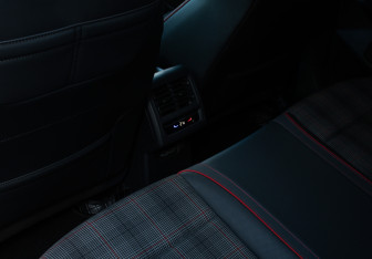 Подержанный автомобиль Volkswagen Golf GTI Hatchback 2021 года (16 фото)