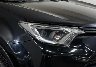 Подержанный автомобиль Toyota RAV4 2017 года (16 фото)