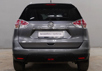 Подержанный автомобиль Nissan X-Trail 2016 года (6 фото)