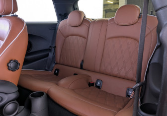 Подержанный автомобиль MINI Hatch 2019 года (10 фото)