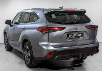 Подержанный автомобиль Toyota Highlander 2021 года (7 фото)