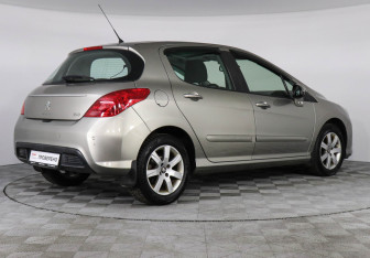 Подержанный автомобиль Peugeot 308 Hatchback 2012 года (3 фото)