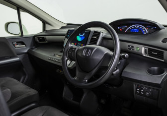 Подержанный автомобиль Honda Freed 2011 года (9 фото)