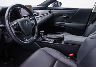 Подержанный автомобиль Lexus ES 2021 года (10 фото)