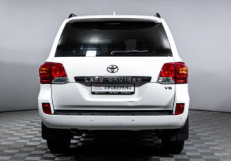 Подержанный автомобиль Toyota Land Cruiser Suv 2013 года (6 фото)