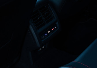Подержанный автомобиль Volkswagen Golf GTI Hatchback 2021 года (15 фото)