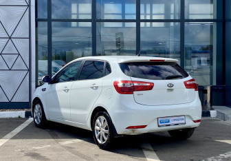 Подержанный автомобиль Kia Rio Hatchback 2015 года (7 фото)