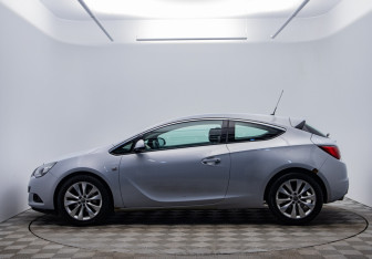 Подержанный автомобиль Opel Astra Hatchback 2011 года (2 фото)