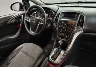 Подержанный автомобиль Opel Astra Wagon 2013 года (10 фото)