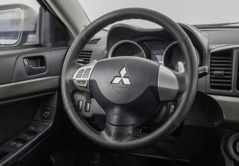 Подержанный автомобиль Mitsubishi Lancer Sedan 2012 года (15 фото)
