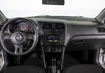 Подержанный автомобиль Volkswagen Polo Sedan 2011 года (12 фото)