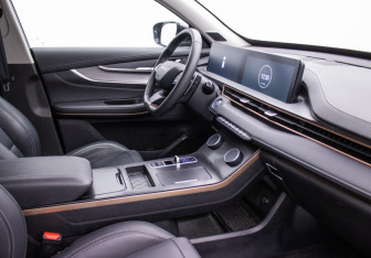 Подержанный автомобиль Exeed LX 2023 года (10 фото)