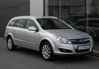 Подержанный автомобиль Opel Astra Wagon 2013 года (3 фото)