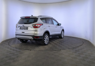 Подержанный автомобиль Ford Kuga 2018 года (5 фото)