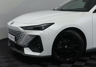 Подержанный автомобиль Changan UNI-V 2024 года (22 фото)