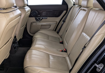 Подержанный автомобиль Jaguar XJ 2017 года (12 фото)