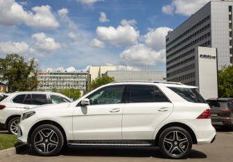 Подержанный автомобиль Mercedes-Benz GLE 2016 года (6 фото)
