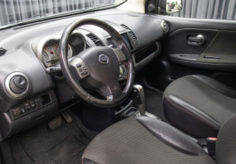 Подержанный автомобиль Nissan Note 2006 года (16 фото)