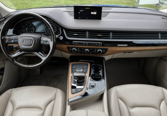 Подержанный автомобиль Audi Q7 2016 года (12 фото)