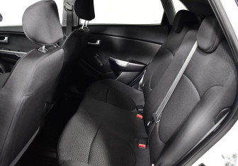 Подержанный автомобиль Kia Rio Hatchback 2016 года (8 фото)