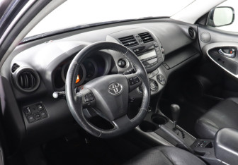 Подержанный автомобиль Toyota RAV4 2010 года (7 фото)
