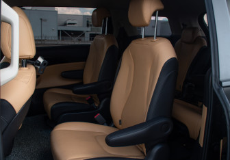 Подержанный автомобиль Kia Carnival 2022 года (11 фото)