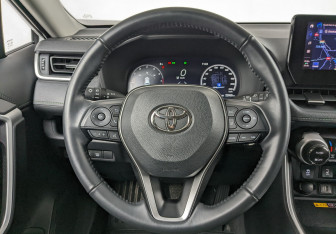 Подержанный автомобиль Toyota RAV4 2024 года (12 фото)