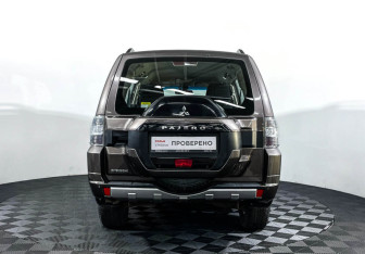 Подержанный автомобиль Mitsubishi Pajero 2015 года (6 фото)