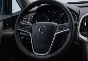 Подержанный автомобиль Opel Astra Hatchback 2011 года (15 фото)