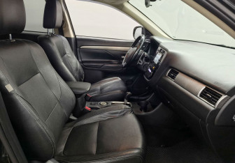 Подержанный автомобиль Mitsubishi Outlander 2014 года (9 фото)