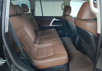 Подержанный автомобиль Toyota Land Cruiser Suv 2019 года (11 фото)