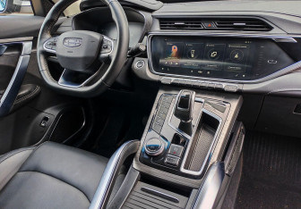 Подержанный автомобиль Geely Atlas Pro 2023 года (10 фото)