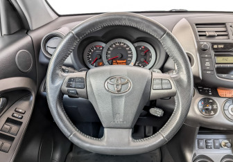 Подержанный автомобиль Toyota RAV4 2011 года (22 фото)