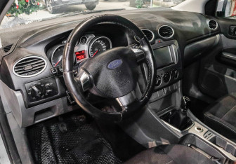 Подержанный автомобиль Ford Focus Hatchback 2008 года (13 фото)