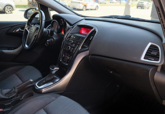 Подержанный автомобиль Opel Astra Sedan 2013 года (7 фото)