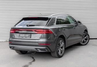 Подержанный автомобиль Audi Q8 2021 года (5 фото)
