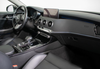 Подержанный автомобиль Kia Stinger 2021 года (9 фото)