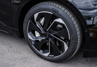Подержанный автомобиль Zeekr 001 2023 года (15 фото)
