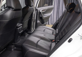 Подержанный автомобиль Toyota RAV4 2020 года (12 фото)