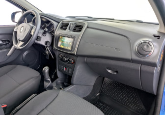 Подержанный автомобиль Renault Sandero 2014 года (11 фото)