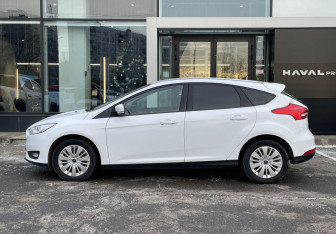 Подержанный автомобиль Ford Focus Hatchback 2016 года (8 фото)