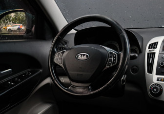 Подержанный автомобиль Kia Ceed Hatchback 2009 года (11 фото)