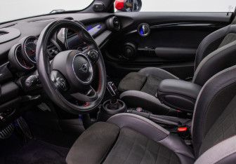 Подержанный автомобиль MINI Hatch 2020 года (10 фото)