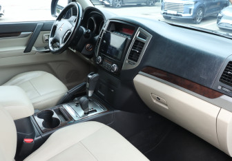 Подержанный автомобиль Mitsubishi Pajero 2017 года (9 фото)