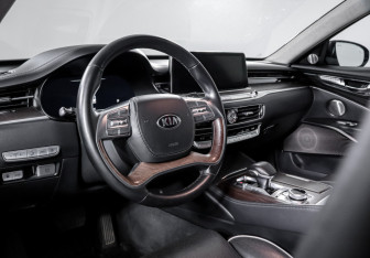 Подержанный автомобиль Kia K900 2019 года (14 фото)