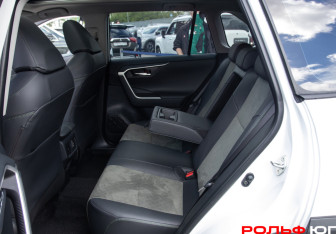 Подержанный автомобиль Toyota RAV4 2025 года (8 фото)