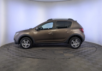 Подержанный автомобиль Renault Sandero 2021 года (8 фото)