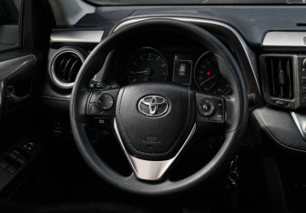 Подержанный автомобиль Toyota RAV4 2017 года (11 фото)